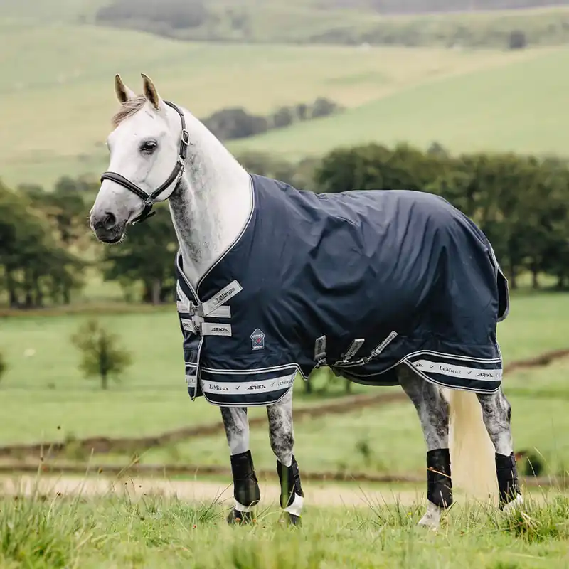 Bestpreis LeMieux Arika Featherweight Rug 0g inkl. abnehmb. Halsteil - Navy, 100